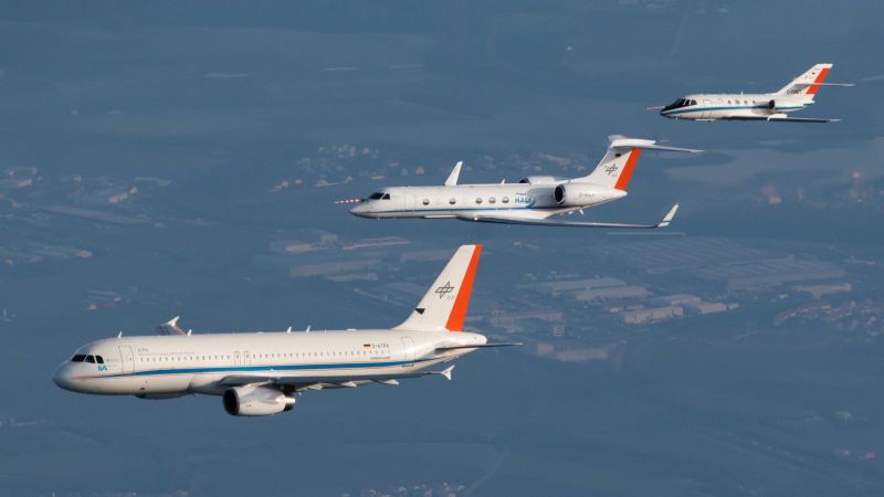 Das Foto zeigt drei Flugzeuge in der Luft. 