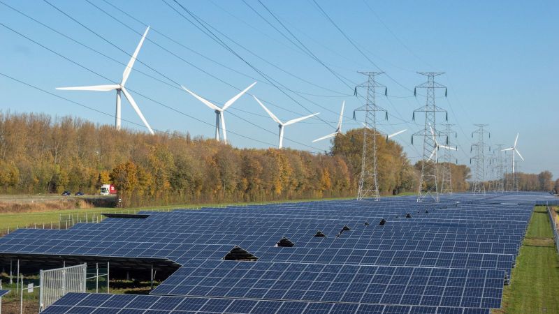 Das Bild zeigt Bestandteile des Stromnetzes: Windräder und Solaranlagen zur Erzeugung, ein Hochspannungsnetz zur Übertragung.