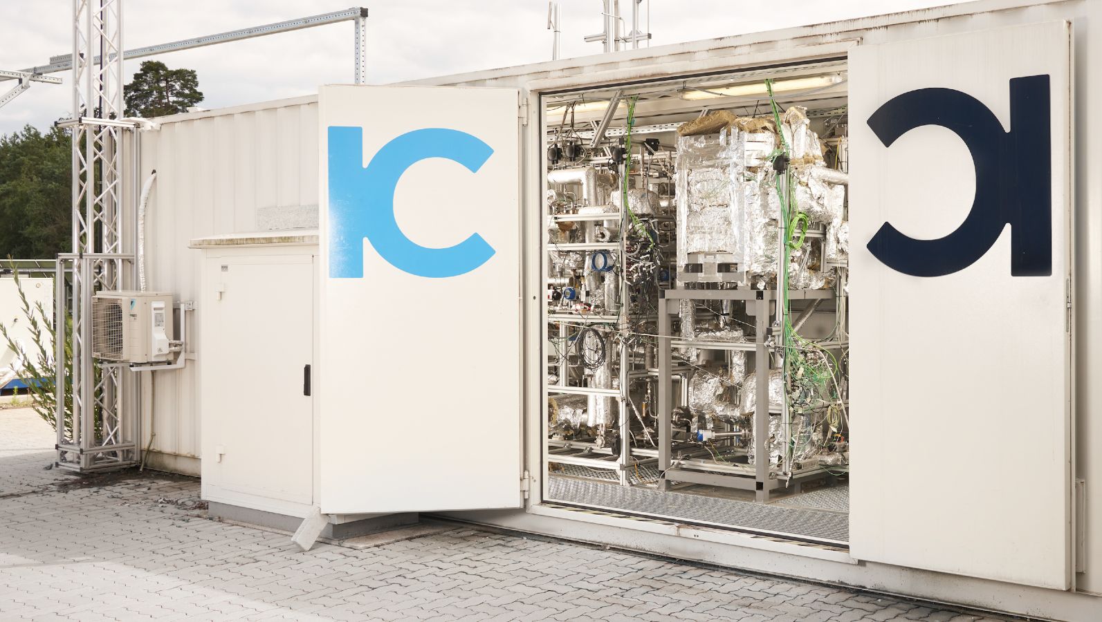 Das Bild zeigt die modulare Syntheseanlage von INERATEC, einer Ausgründung aus dem KIT, in der ​​​​​weltweit größten Power-to-Fuels Prozesskette zur Synthese von Kraftstoffen am Energy Lab des KIT.