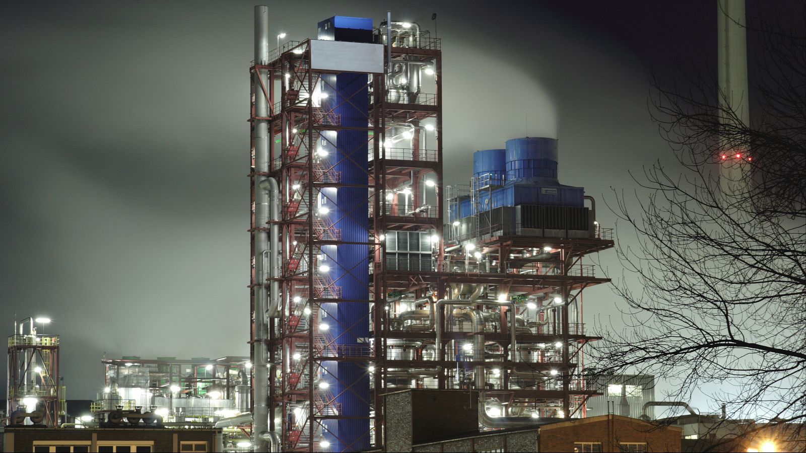 Zu sehen ist eine beleuchtete Chemiefabrik bei Nacht.