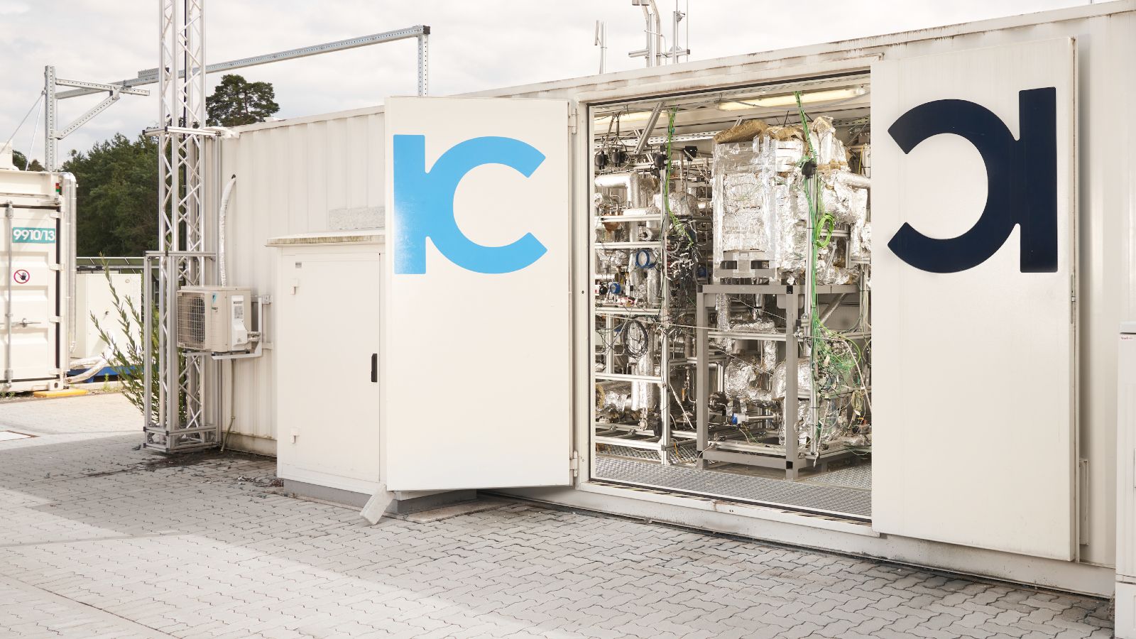 Modulare Syntheseanlage von INERATEC, einer Ausgründung aus dem KIT, in der ​​​​​weltweit größten Power-to-Fuels Prozesskette zur Synthese von Kraftstoffen am Energy Lab des KIT.